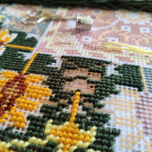 DIY Needlepoint/Tapestry Pillow Kit "Little Flowers Pattern" 16x16 in / 40x40 cm - Picture 2 of 5