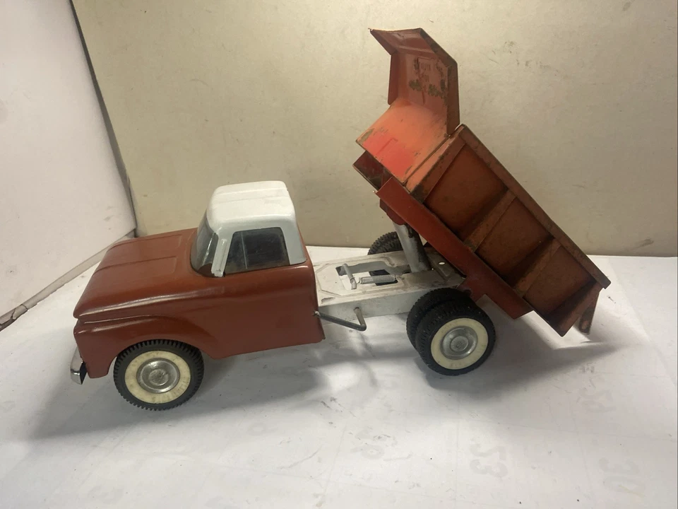 RARE Vintage early 1960's NYLINT Ford Hydraulic Dump Truck | Red | White | 6100 - Image 3 of 4
