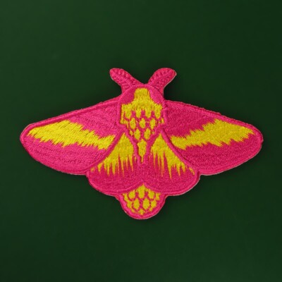 SÜSSE ROSY MAPLE MOTH Bügelbild Patch: rose rosa gelb Seide Dryocampa rubicunda