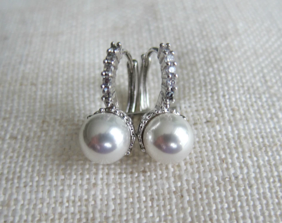 Pendientes de perlas sintéticas rellenos de oro blanco de 18 quilates. Novia usada. Foto 2 de 4