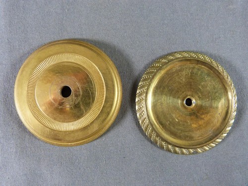 Pair of French Louis-Philippe style ormolu furniture handle covers - Picture 2 of 7