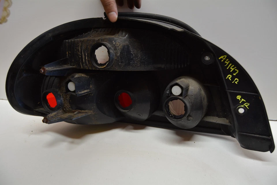 KIA SEPHIA 1998-2001 LUZ TRASERA DERECHA PASAJERO LUZ TRASERA OEM, 166-60428 Foto 3 de 4