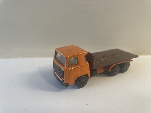 PLAYART FLAT BED TRUCK HO SCALE LIKE NEW