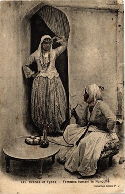 CPA ALGERIA Ideale 149 Szenen et Typen Femmes fumant le Narguile (821653)