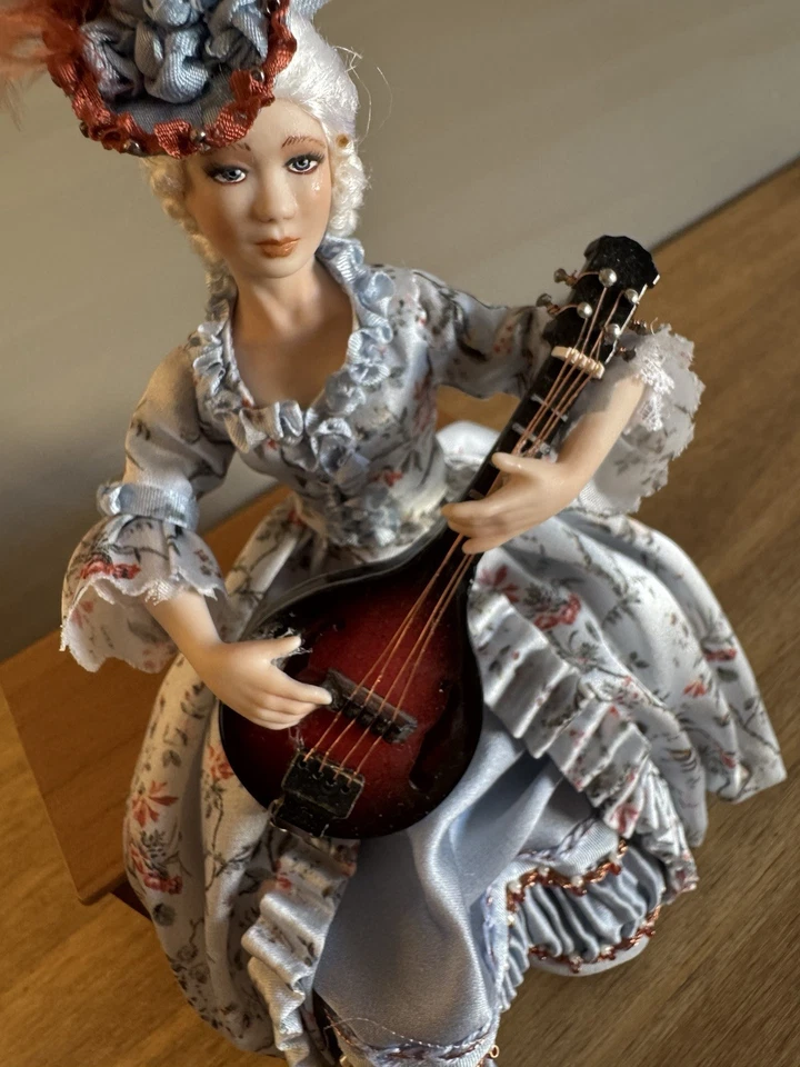Elegante muñeca artística escala 1:12 - músico sentado en vestido estilo rococó con mandolina Foto 3 de 4