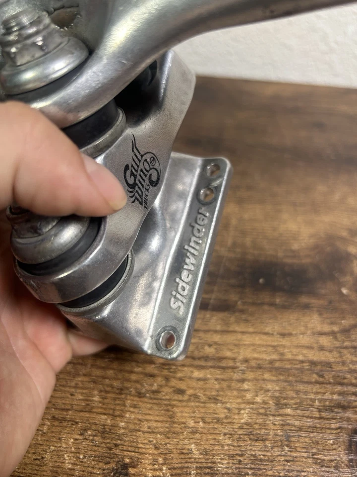 1 camión de talla de monopatín vintage Gullwing Sidewinder 9" de ancho Foto 4 de 4