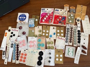 VINTAGE BUTTONS CARDS MIXED BRANDS COLORS & MATERIALS In Vintage Tin