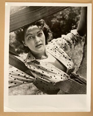 Buxom sexy risqué candid pinup photo steamy dancer actress Yvonne De Carlo 1950s