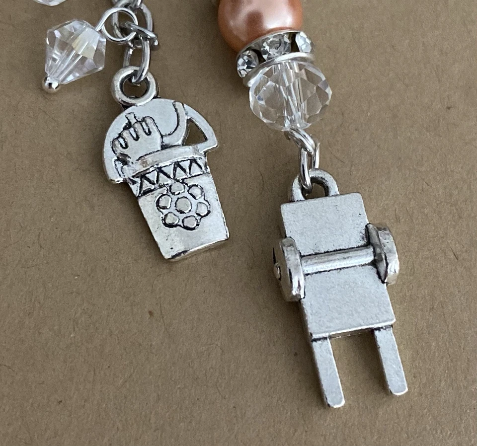 Garden Peach Rose con carretilla y cubo bolso de mano encanto llavero hecho a mano EE. UU. 2020 Foto 3 de 3