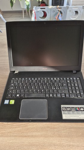 Acer Aspire E15 E5-575G-55GR con Intel i5-7200U E NVIDIA GeForce 940MX