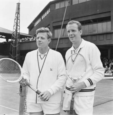 Australian tennis player Fred Stolle plays Billy Knight 1965 OLD PHOTO