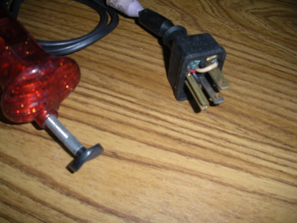 VINTAGE COX SLOT CAR CONTROLLERS 1960'S WITH ELECTRIC PLUG ENDS & TOOLS & PARTS - Image 4 of 4