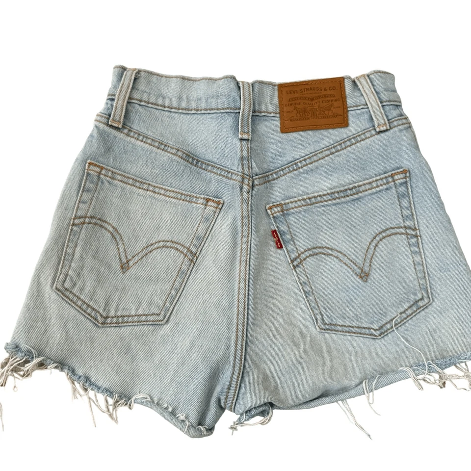 Pantalones Cortos Jean Levi’s RIBCAGE TACHONADOS Talla 24 Foto 3 de 4