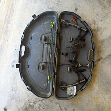 Hoyt Maxxis 31 Camo RH Compound Bow 70lb 28in Draw w/ Case UltraRest