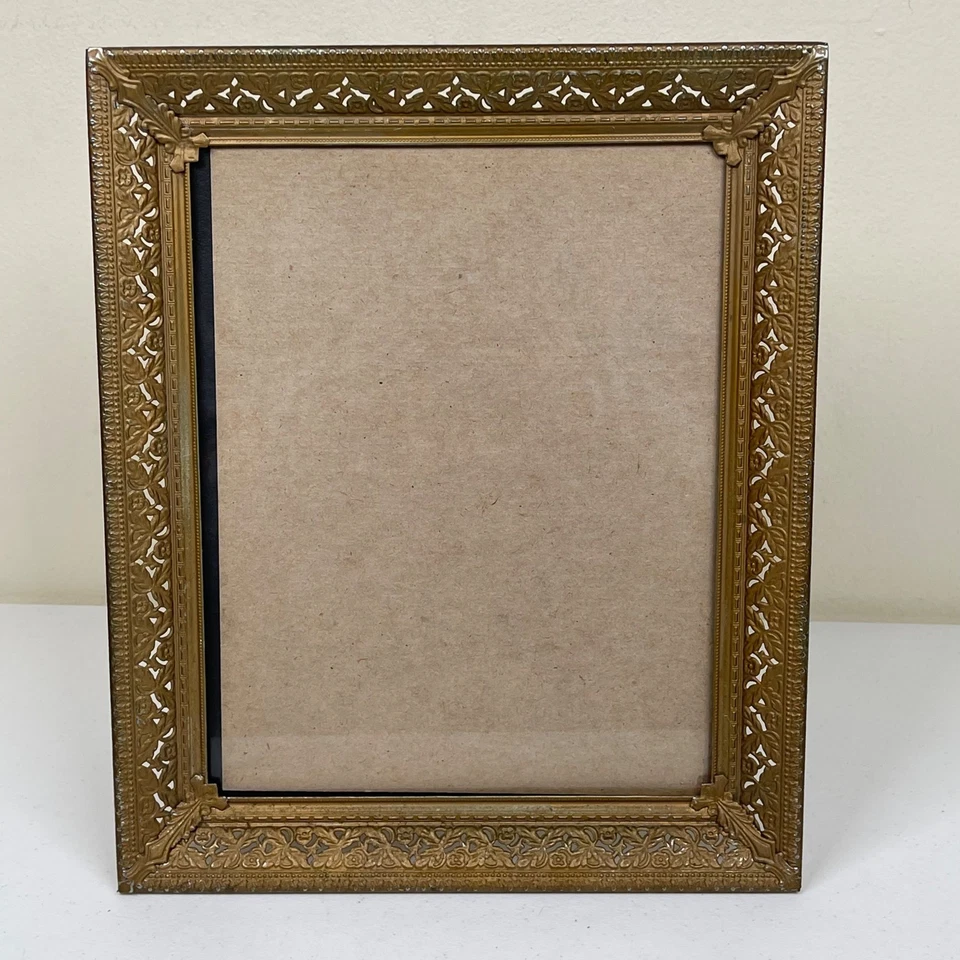 Marco de fotos de mesa de filigrana tono dorado ornamentado vintage Hollywood Regency MCM Foto 4 de 4