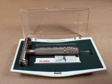 1965 SCHICK in Case Double Edge Saftey Razor - with new Blades and Instructions