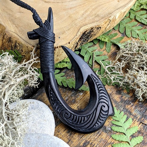 Collier Pendentif Corne Sculpté - 81stgeneration - Nacre Abalone - Style Grand Hei Tiki - Longueur 84 Cm