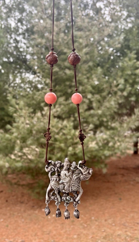 ANTIQUE CHINESE QING DYNASTY SALMON CORAL SILVER REPOUSSÉ PENDANT NECKLACE - Image 4 of 4