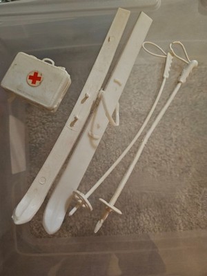 BARBIE/KEN SKIIS, SKI POLES AND FIRST AID KIT