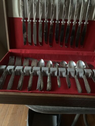 Oneida Ltd, 1948 Brittany Rose Pattern Silverplate 64 Pc Set w/lined Case  - Picture 1 of 7