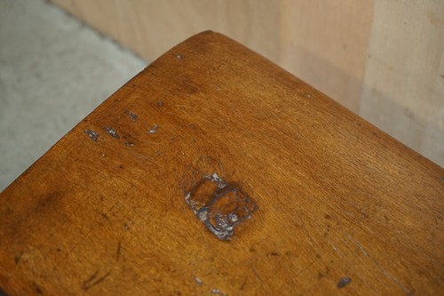 PRIMITIVE ANTIQUE 1740 SPANISH 18TH CENTURY THREE LEGGED BENCH OR COFFEE TABLE - Picture 11 of 20