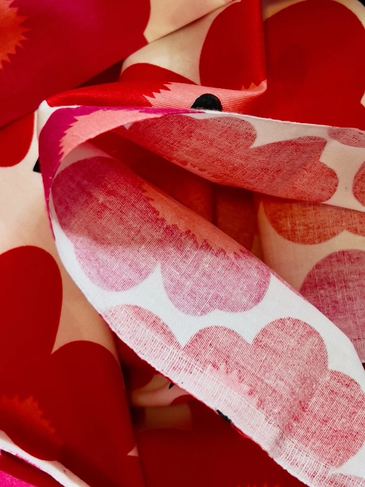 TELA DECORATIVA ALGODÓN FLOR ROSA ROJO AUDAZ MARIMEKKO ESTILO UNIKO 64” ANCHO POR 22Y Foto 4 de 4