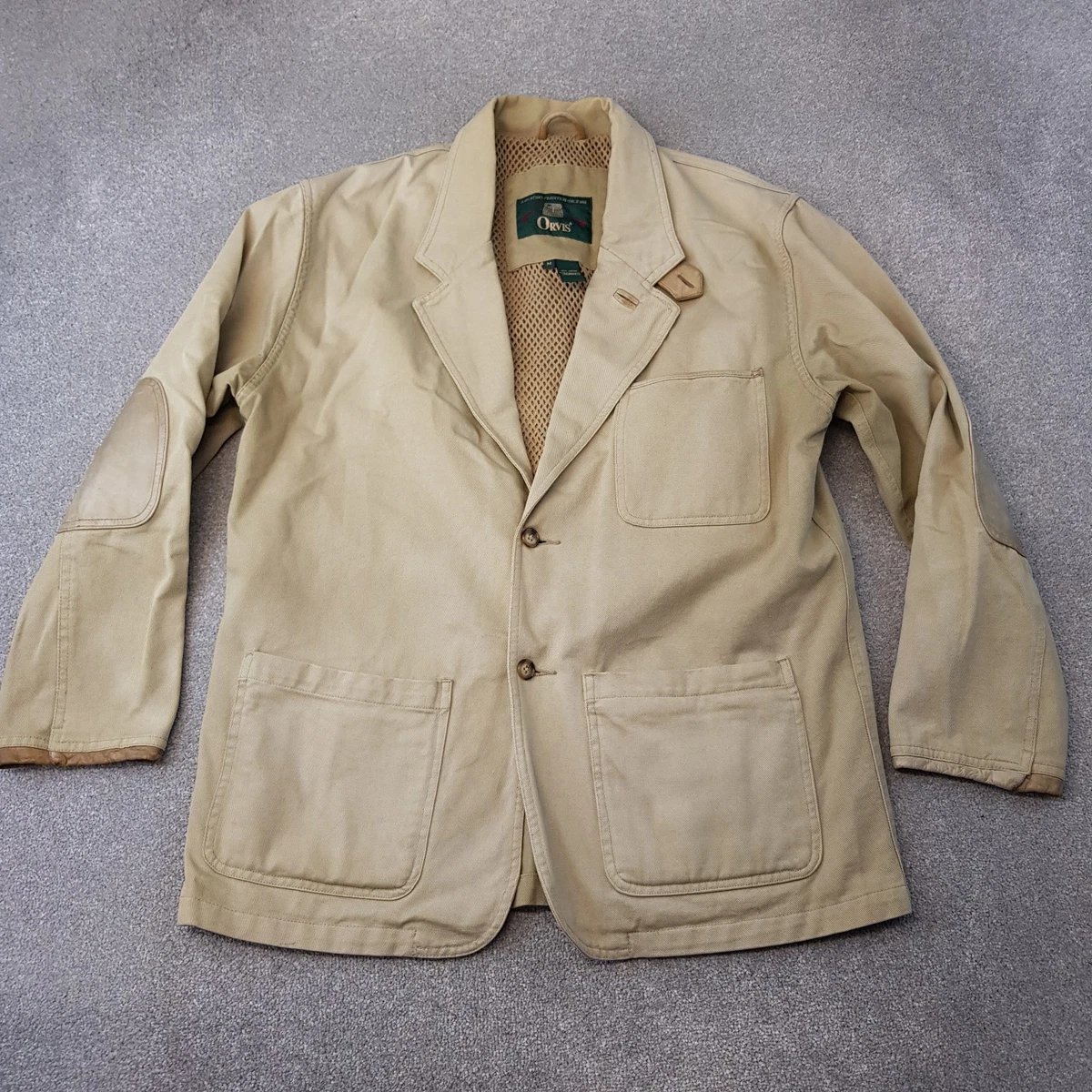Blazer Beige avec Polo Crème et Pantalon Vert Olive
