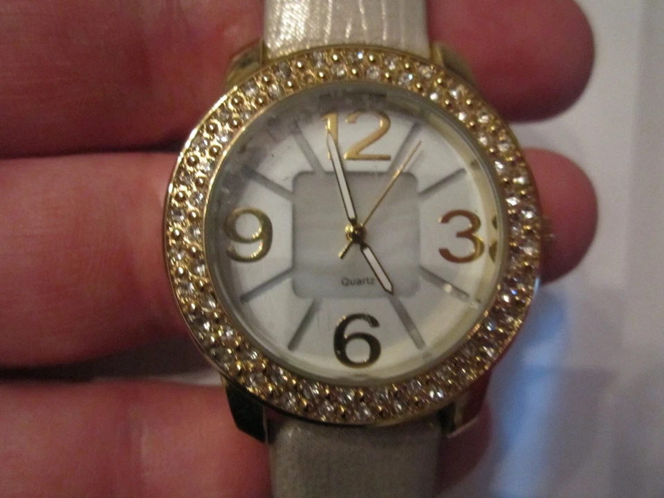 RELOJ CHICO'S - CORREA DE CUERO PLATEADO - CRISTALES EN BISEL - BBA-26 Foto 4 de 4