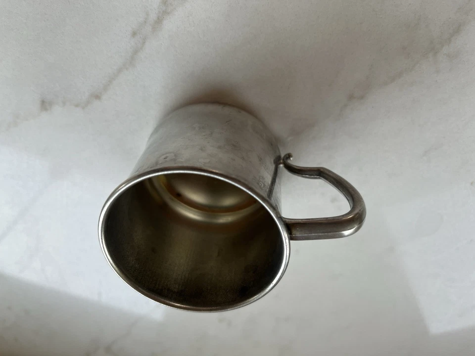 Taza pequeña Oneida Tudor enchapada con J en ella! Bastante genial 2,5 pulgadas de alto y a través Foto 3 de 4