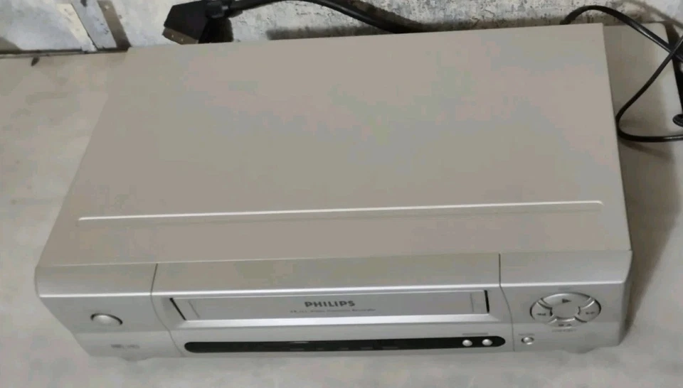 PHILIPS VR122 VIDEOREGISTRATORE VHS 4  TESTINE  - Immagine 3 di 4