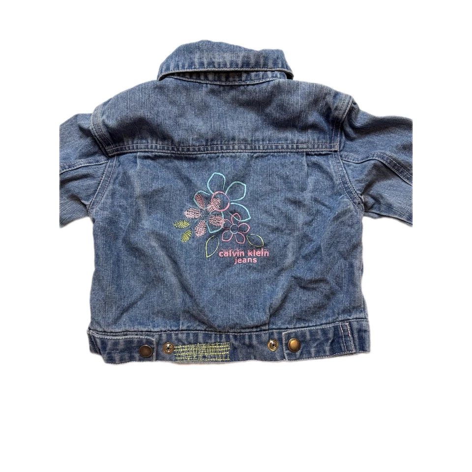 Chaqueta vaquera floral Calvin Klein Jeans para niñas pequeñas talla 3T Foto 4 de 4
