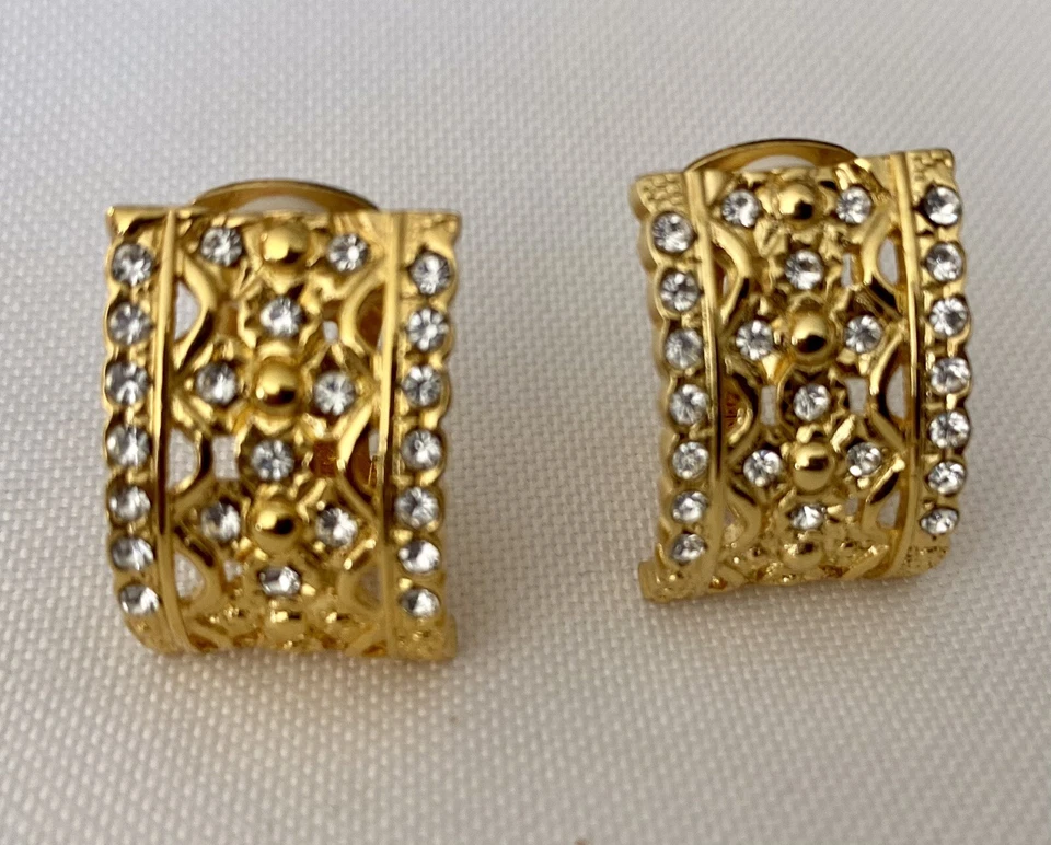 Pendientes Nadri tono dorado y cristales anchos media luna pavé hermosos!!!!!!! Foto 2 de 4