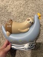 FAO Schwarz 3-en-1 Night Light Sound Machine avec paresseux et illumine la lune 8 sons