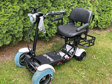 Daibot 4-Rad Elektromobil mit Sitz, gepolst. Armlehnen, Korb, Licht S/W