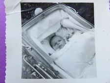 057 - Bébé dans landau de l’époque