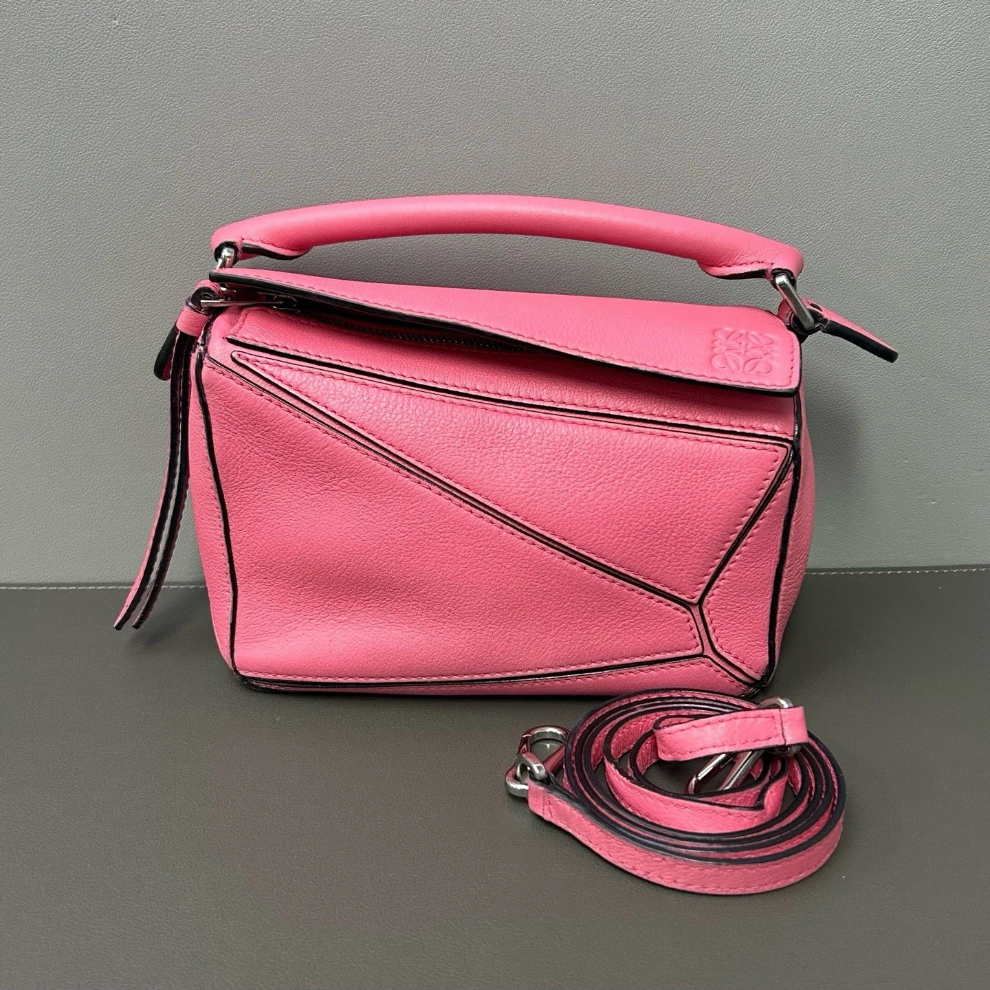 Loewe — Authentic Pre-owned LOEWE Puzzle Mini Pink Calfskin Crossbody Bag (2018)