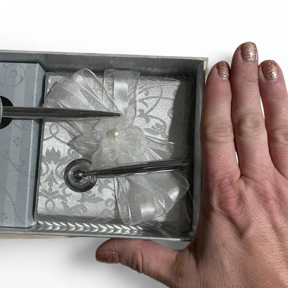 Juego de Soporte para Pluma de Boda Vintage Blanco Satén y Encaje Plata Elegante Decoración de Ceremonia Foto 3 de 4