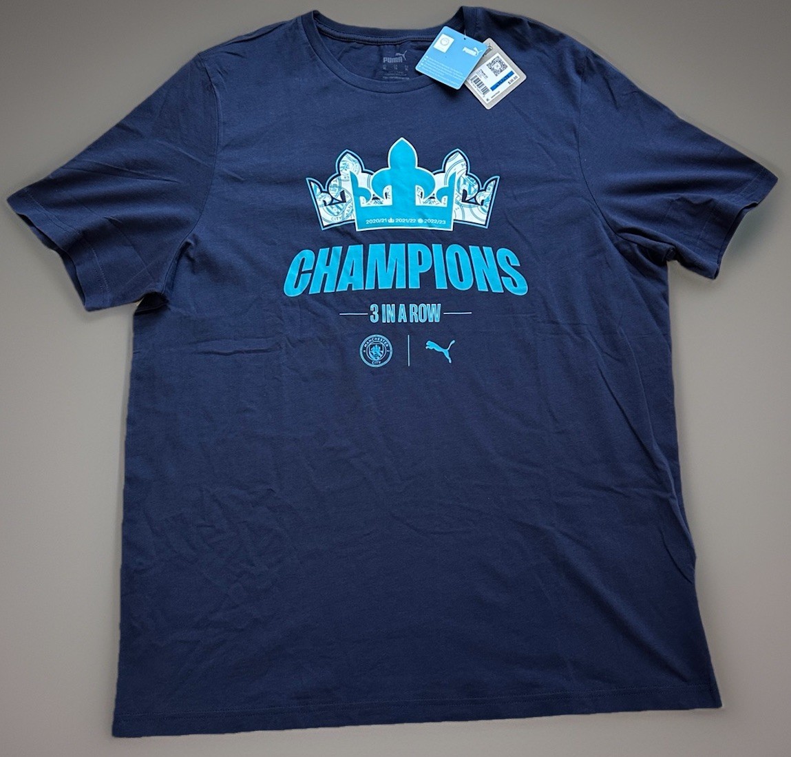 T shirt Puma Manchester City FC Champions 3 in una fila uomo XL nuova con etichetta 78680 03