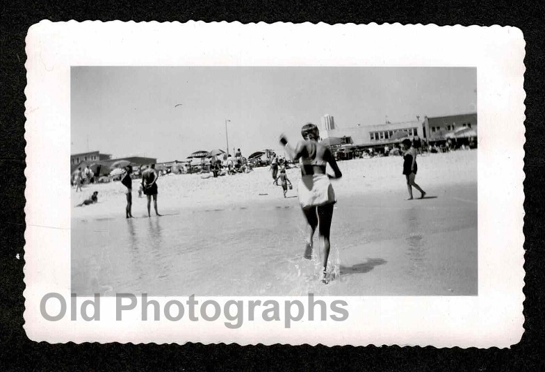 WOMAN SEXY SWIMSUIT BACK 2 CAMERA RUNNING SPLASHING BEACH OLD/VINTAGE PHOTO-H449