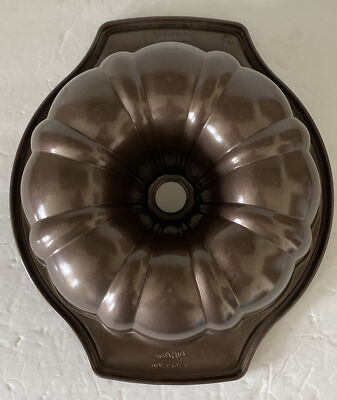 Wilton Bundt Cake Pan Brown Sunflower Fluted Tube Non Stick x 