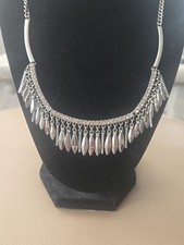 Collar Vera Wang Tono Plata Hoja y Estrás Hasta 19"