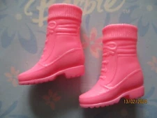 POUPEE BARBIE / PAIRE DE CHAUSSURES : BOTTES, ESCARPINS ....... (2211)