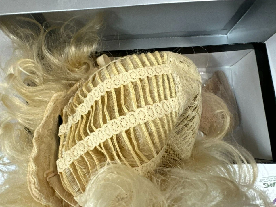 Peruca loira KaneKalon Westbay com caixa Louis Ferre - Imagem 3 de 4