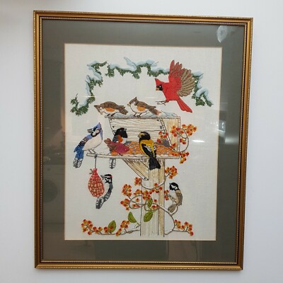 VÖGEL FÜTTERUNG Vintage Crewel gesticktes Bild Linda K. Powell Kardinal...