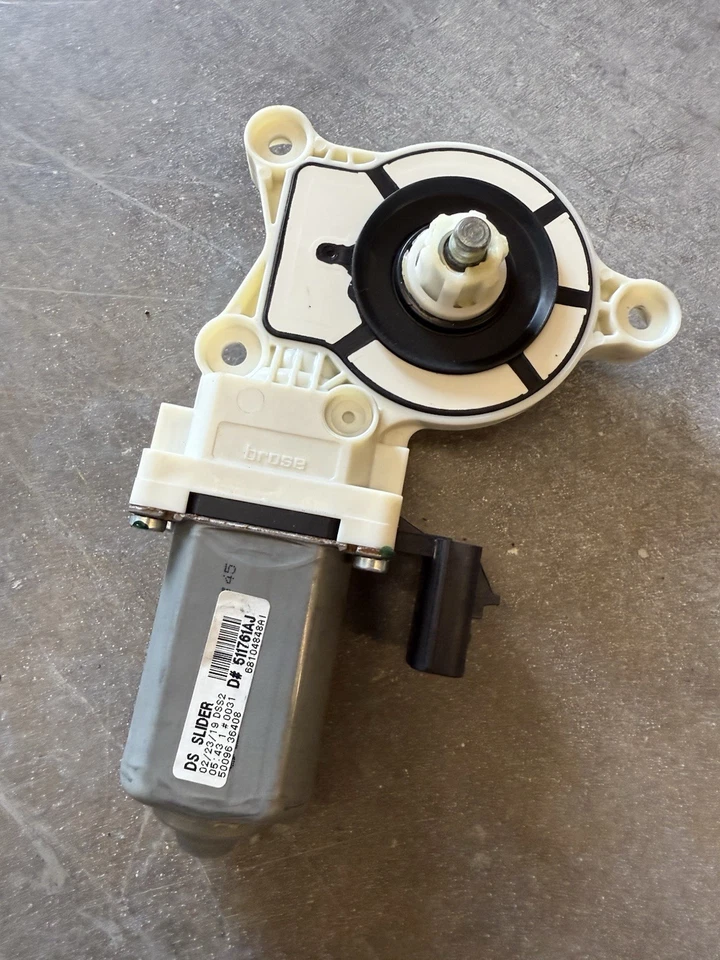 Dodge Ram 2500 19-24 retroiluminado trasero vidrio corredizo motor eléctrico 681048AI OEM Foto 2 de 4