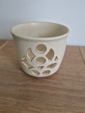 Vintage Grayshott cremefarbenes Pflanzgef&auml;&szlig; mit Cut Out Design 9,5 cm hoch x 11,5 cm