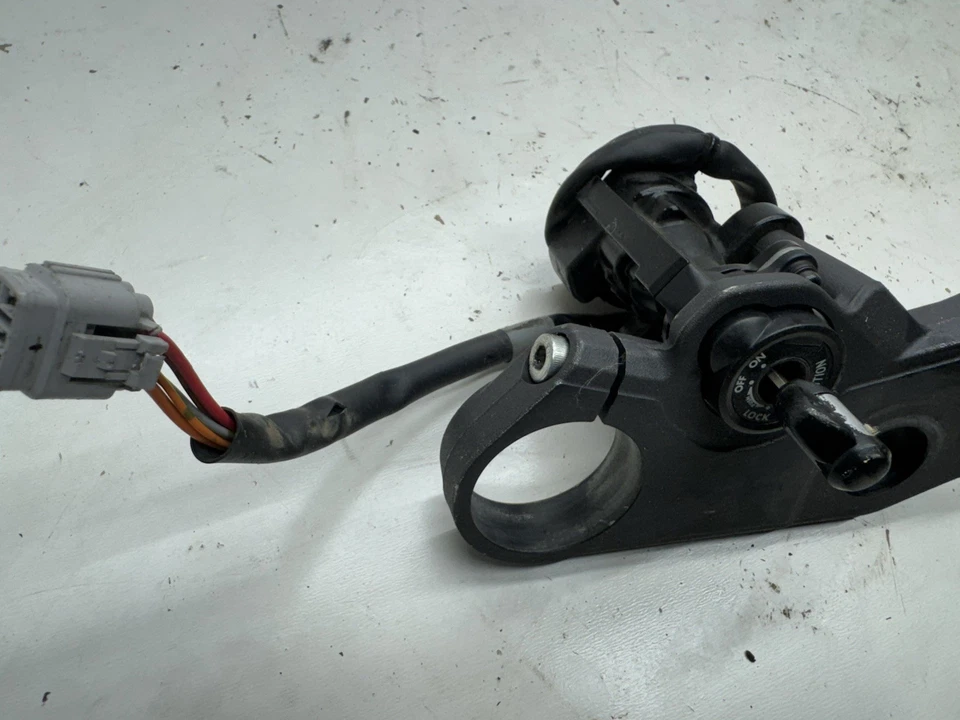 Suzuki GSXR 600/750 2006-2009 ¡Bloqueo de encendido OEM! ¡Con llave! Foto 2 de 4