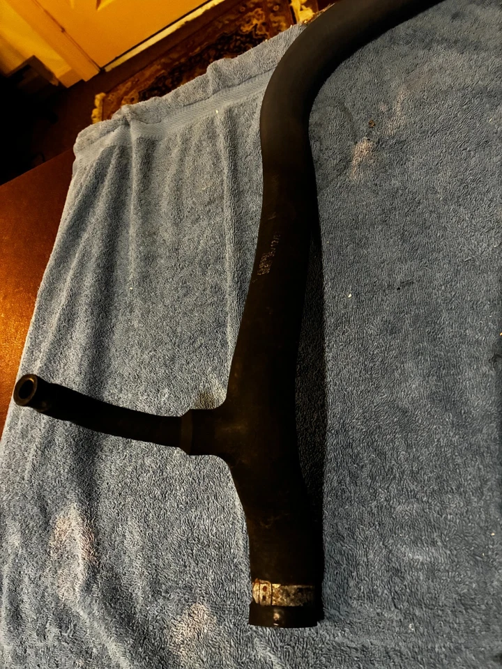 Manguera de radiador inferior de transmisión manual Classic Saab 900 Turbo 1988-1994 Foto 2 de 4