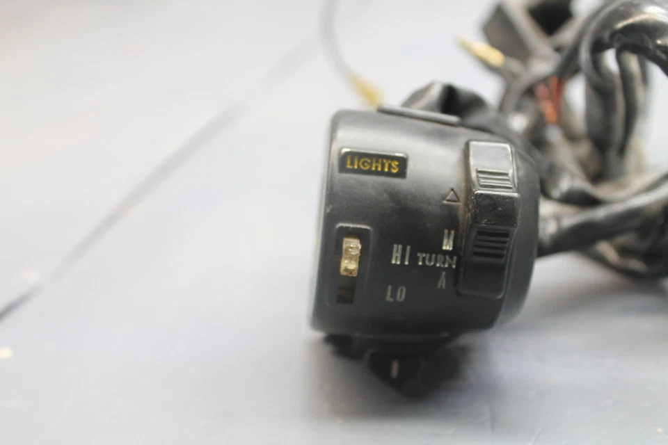 INTERRUPTORES INTERRUPTOR SEÑALES BOCINA MANGO CLIP IZQUIERDO KAWASAKI KZ550A Foto 2 de 4