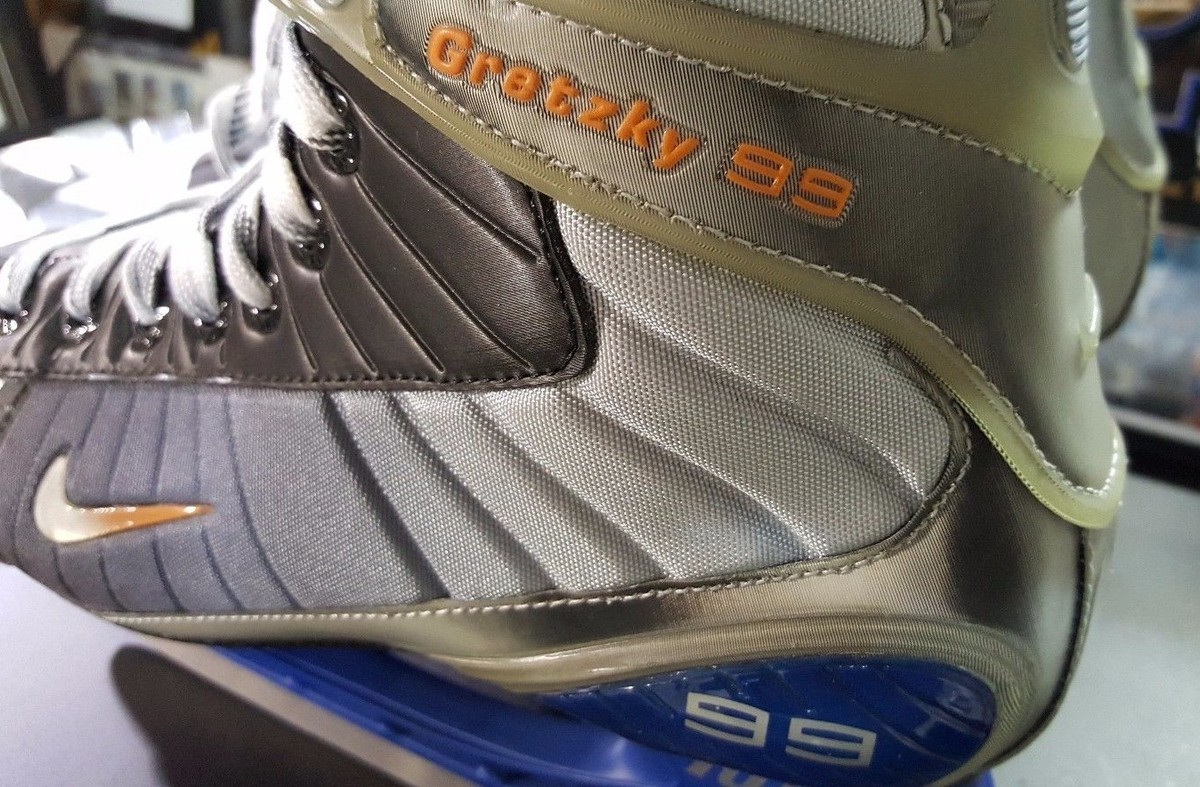 WAYNE GRETZKY AUTO V-12 CUSTOM SKATES 2003 HERITAGE CLASSIC #'D 12
